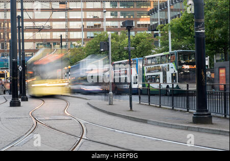 Piccadilly zentrale Bus- und u-Bahnstation mit beweglichen Straßenbahn und Busse in England Manchester Piccadilly gardens Stockfoto