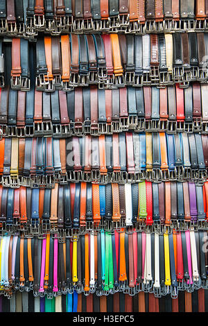 Abstrakte Schuss der Gürtel zum Verkauf auf einem Markt in Florenz, Italien. Stockfoto