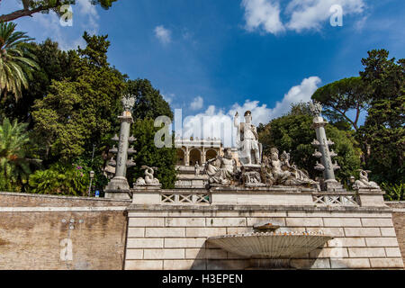 Blick auf Terrasse und den Brunnen auf der Piazza del Popolo In Rom (Fontana della Dea di Roma e Terrazza del Pincio) Stockfoto