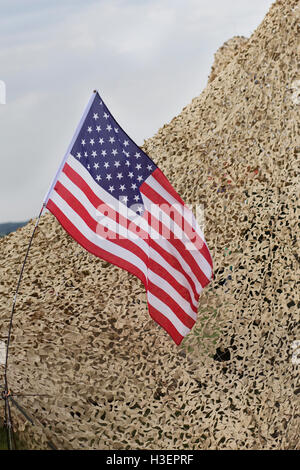 Flagge von den Vereinigten Staaten von Amerika gegen Wüste Tarnung Stockfoto