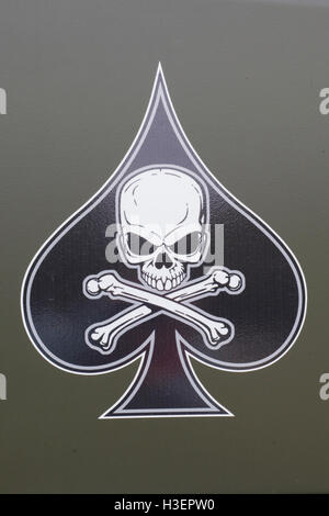 Totenkopf in der "Ace of Spades" auf der Seite ein Militärjeep Stockfoto