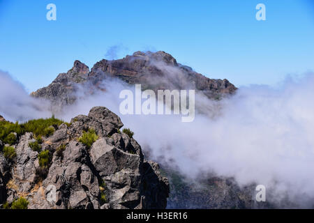 Wolken über die Berge des Pico Ruivo Rollen von Pico do Arieiro, Madeira Stockfoto