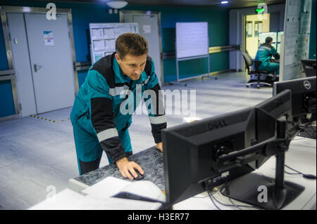 Ingenieure im Kontrollraum von Tobolsk Polymer Stockfoto