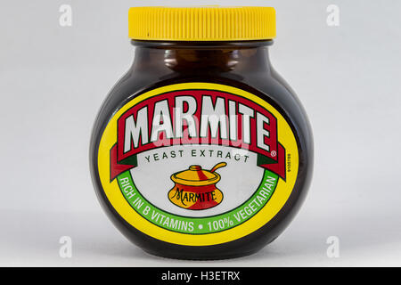 CHESTER, Großbritannien - 2. Oktober 2016: Jar von Marmite auf einem einfarbigen Hintergrund. Stockfoto