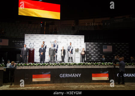 Atmosphäre bei Longines Grand Prix Veranstaltung bei den Longines Meister Los Angeles 2016 im Long Beach Convention Center am 2. Oktober 2016 in Long Beach, Kalifornien Stockfoto