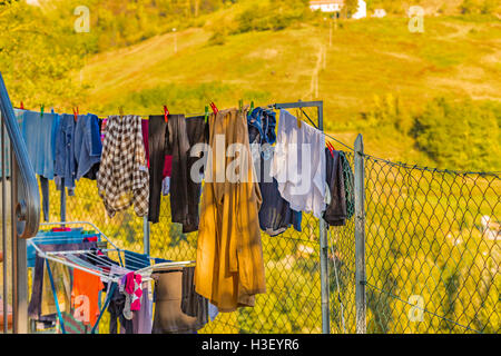 Kleidung zum Trocknen vor den Hügeln gehängt Stockfoto