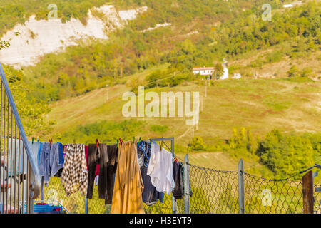 Kleidung zum Trocknen vor den Hügeln gehängt Stockfoto