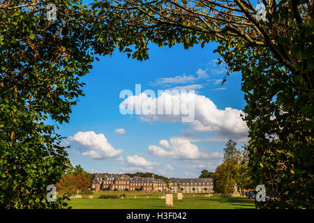 Hainbuche Bogen mit Blick zum Schloß Nordkirchen, bekannt als des Westfälischen Versailles Stockfoto