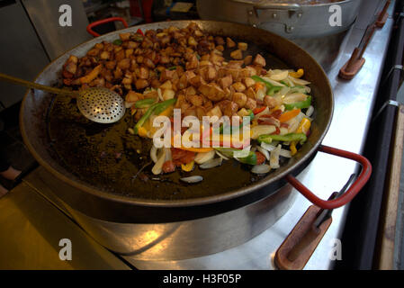 Marokkanisches Essen vorbereitet Streetstyle auf Sauchihall Street Glasgow in große Metall Töpfe zum mitnehmen Stockfoto