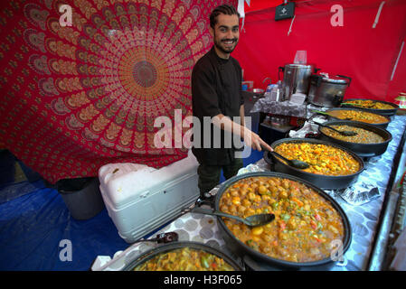 Marokkanisches Essen vorbereitet Streetstyle auf Sauchihall Street Glasgow in große Metall Töpfe zum mitnehmen Stockfoto