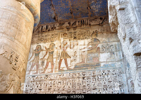 Farbig, Schnitzen von Horus, Leichenhalle Tempel von Ramses III in Medinet Habu, ein neues Königreich Periode Struktur in der West Bank von L Stockfoto