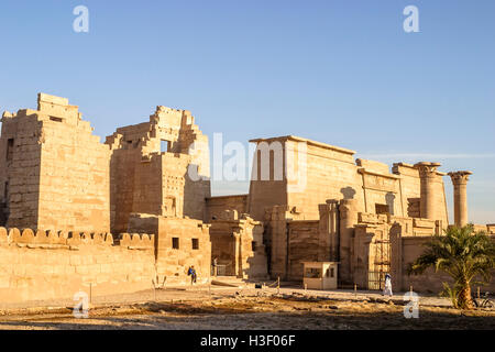 Die Leichenhalle Tempel von Ramses III in Medinet Habu, einer wichtigen neuen Reich Periode Struktur in der Westbank von Luxor, Ägypten Stockfoto