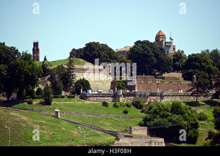 Mauern der Festung von Belgrad (Kalemegdan). Panoramablick vom Fluss Stockfoto