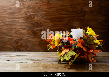 Erntedankfest-Dekoration mit Seide Herbst Blätter auf rustikalen Hintergrund. Begrüßung mit Thanksgiving fallen Dekor. Herzstück der Fall. Tha Stockfoto