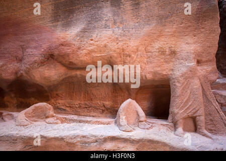 Kamelkarawanenrelief entlang der Siq der verlorenen Nabatäischen Stadt Petra, Jordanien. Stockfoto