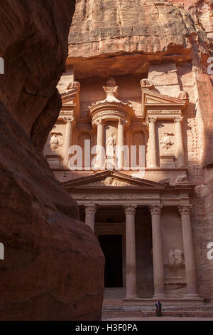 Das 'Treasury' (Al Khazneh), ein Nabatäisches Grab in der archäologischen Stätte von Petra, auch bekannt als die 'Rose City', Jordanien, Naher Osten. Stockfoto