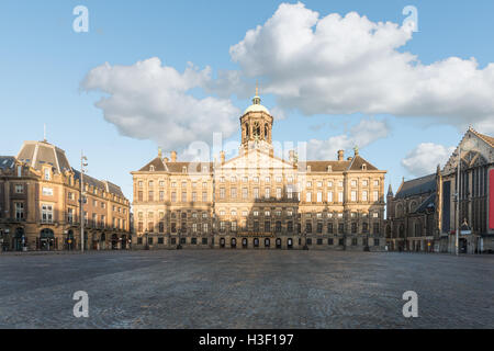 Königlicher Palast auf dem Dam Platz in Amsterdam, Niederlande. Kein Volk Damplatz in Amsterdam, Niederlande. Stockfoto