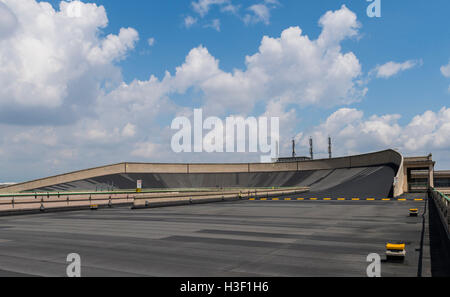 Dach des Lingotto-Gebäude mit Teststrecke der ehemaligen Fiat-Fabrik in Turin, Italien. Stockfoto