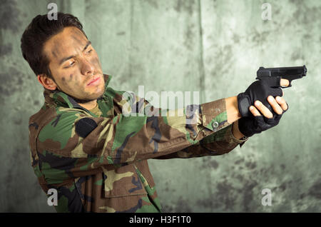 Soldat Militar Latin Mann mit einer Pistole Stockfoto