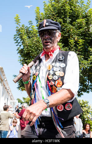 Broadstairs Folk Woche Festival. Dead Horse Morris Mann mit Geschwärztem Gesicht, Durchführung von Stick gegen die Schulter und lächelte Viewer als letzten Spaziergänge. Stockfoto