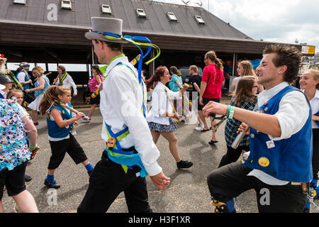 Frauen, die beide von Morris Seiten und Mitglieder der Öffentlichkeit, tanzen die 'gun Dance" mit hölzernen Stäben als Waffen, während auf Broadstairs Harbour Jetty. Stockfoto