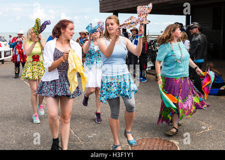 Frauen, die beide von Morris Seiten und Mitglieder der Öffentlichkeit, tanzen ein Trunkles stil Tanz und schwenkten Taschentücher, während auf Broadstairs Harbour Jetty. Stockfoto