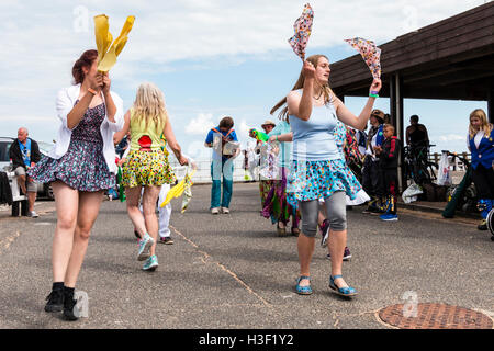 Frauen, die beide von Morris Seiten und Mitglieder der Öffentlichkeit, tanzen ein Trunkles stil Tanz und schwenkten Taschentücher, während auf Broadstairs Harbour Jetty Stockfoto