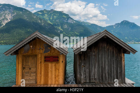 Pertisau, Österreich - 11. Juli 2015: Zwei Kabinen in Pertisau am Achensee in Österreich. Stockfoto