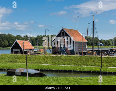 Enkhuizen, Niederlande - 9. August 2016: Zuiderzee Museum Enkhuizen mit alten Fischerhaus, Fanggeräte und Boot. Stockfoto