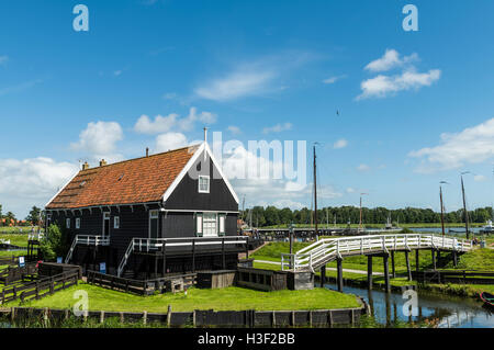 Enkhuizen, Niederlande - 9. August 2016: Zuiderzee Museum Enkhuizen mit alten Fischerhaus und weiße Brücke. Stockfoto