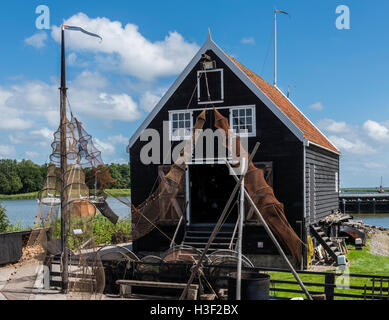 Enkhuizen, Niederlande - 9. August 2016: Zuiderzee Museum Enkhuizen mit alten Fischerhaus, Segelboot und Kleinstadt. Stockfoto