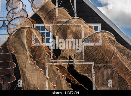 Enkhuizen, Niederlande - 9. August 2016: Zuiderzee Museum Enkhuizen mit alten Fischerhaus und Fykes in den Niederlanden. Stockfoto