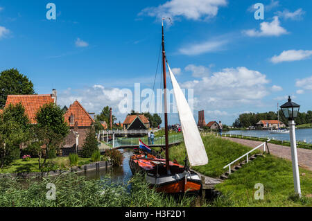 Enkhuizen, Niederlande - 9. August 2016: Zuiderzee Museum Enkhuizen mit alten Fischerhaus, Segelboot und Kleinstadt ich Stockfoto