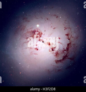 Staub, Gassen und Sternhaufen elliptische Riesengalaxie NGC 1316 im Sternbild Fornax. Retuschierte Bild. Stockfoto