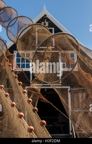 Enkhuizen, Niederlande - 9. August 2016: Zuiderzee Museum Enkhuizen mit alten Fischerhaus und Fykes in den Niederlanden. Stockfoto