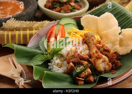 Nasi Uduk Betawi mit unterschiedlichsten Beilagen. Unterschrift, traditionelles Essen aus Jakarta. Stockfoto