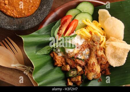 Nasi Uduk Betawi mit unterschiedlichsten Beilagen. Unterschrift, traditionelles Essen aus Jakarta. Stockfoto