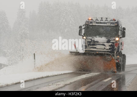 LKW entfernt Straße in Deutschland bei schlechtem Winterwetter Schnee. Stockfoto