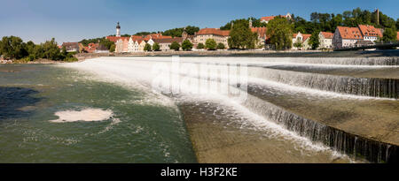 deutsche Stadt Landsberg und Wasserfall des Flusses Lech Stockfoto