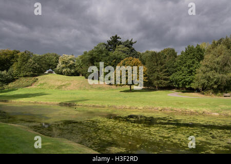Querformat der Painshill Park in Surrey, England mit Herbstfarben und dunkle Wolken Stockfoto