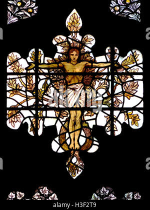 London, England, Vereinigtes Königreich. Holy Trinity Church, Sloane Street. Glasmalerei-Fenster: Kreuzigung Stockfoto
