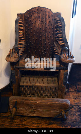 Stacheligen Folterwerkzeuge auf dem Display in das Schloss Bran, Rumänien. Stockfoto