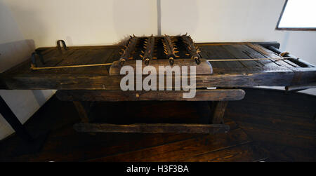 Stacheligen Folterwerkzeuge auf dem Display in das Schloss Bran, Rumänien. Stockfoto