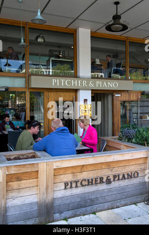 Krug & Piano Café/Bar/Restaurant am Hafen in Bristol, Großbritannien Stockfoto
