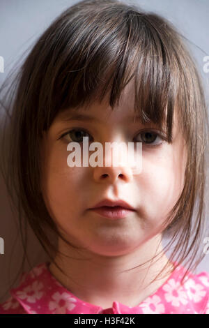 Porträt des 4-jährigen Mädchen tragen Sommer Kleid Stockfoto