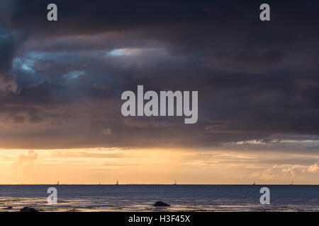 Segeln in Tralee Bay aus Derrymore Strand auf der Halbinsel Dingle, County Kerry, Irland Stockfoto