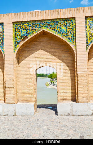 Blu in der alten Brücke und dem Fluss antiken Bau in der Nähe von Natur Iran Stockfoto