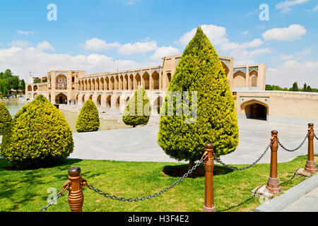 Blu in der alten Brücke und dem Fluss antiken Bau in der Nähe von Natur Iran Stockfoto