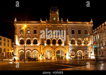 Neo-manuelinischen Fassade des Rossio-Bahnhof, Lissabon, in der Nacht Stockfoto