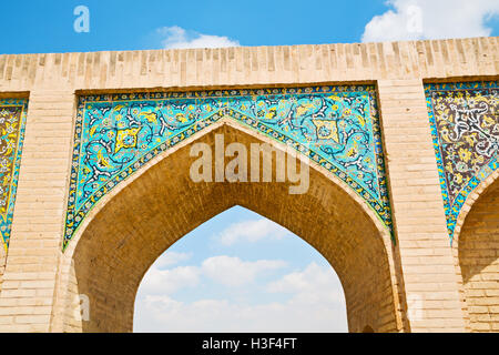 Blu in der alten Brücke und dem Fluss antiken Bau in der Nähe von Natur Iran Stockfoto